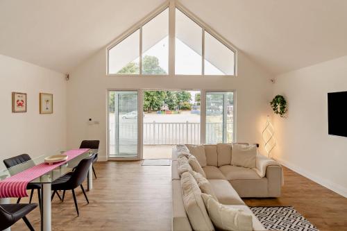 a living room with a couch and a table at Host & Stay - Robin Lodge in Belton