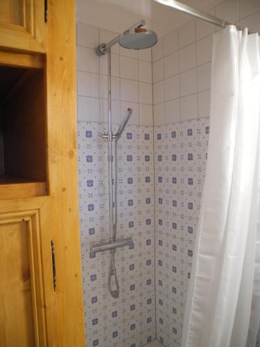 La salle de bains est pourvue d'une douche avec rideau de douche. dans l'établissement Le Rourebeau, à Mollans-sur-Ouvèze
