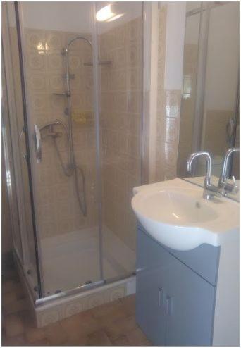 a bathroom with a shower and a sink at La Casa in Montagnac