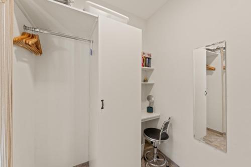 a white room with a mirror and a chair at Luxe Tropische Villa met Privézwembad in Jan Thiel