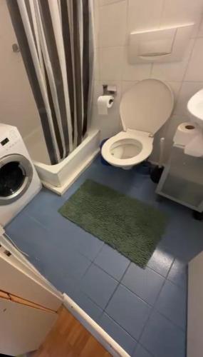 Double room and private bath in a shared flat, quiet, close to the UN and airport