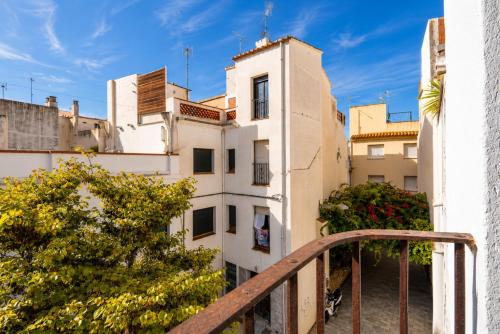 CASA DE PUEBLO de tres plantas en el CENTRO de Roses, junto a la playa con TERRAZA en el ático