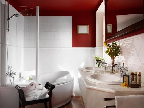 uma casa de banho com uma banheira, um WC e um lavatório. em Churrut Hotel em Vera de Bidasoa