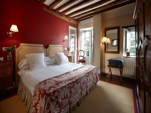Un pat sau paturi într-o cameră la Churrut Hotel