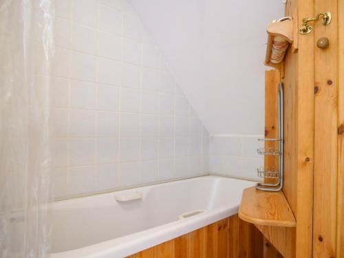 a bathroom with a white tub in a room at Central Dingle Cottage in Dingle