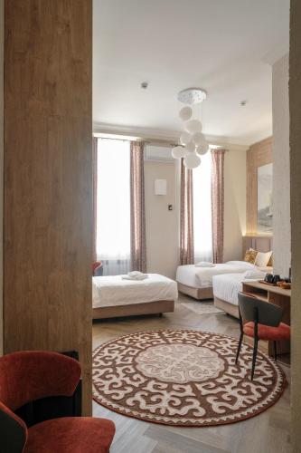 ein Schlafzimmer mit zwei Betten und ein Wohnzimmer in der Unterkunft Vell7 Hotel in Dzhetyoguz