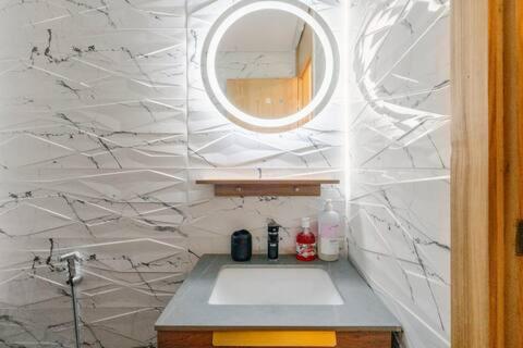 a bathroom with a sink and a mirror at Studio Chic avec Terrasse Verdoyante in Casablanca