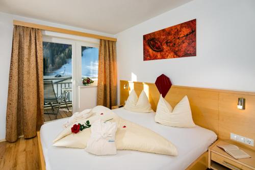 pokój hotelowy z łóżkiem i dwiema poduszkami w obiekcie Aparthotel Alpendiamant Serfaus Wachter GmbH w mieście Serfaus