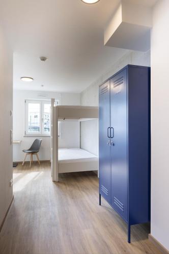 a room with a bunk bed and a desk at smart studios - by kalm stay in Munich