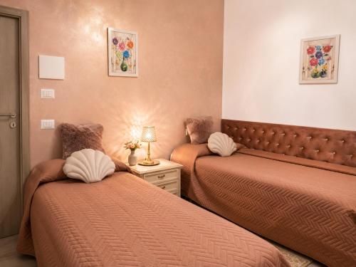 a room with two beds with orange sheets at B&B Jasmine Park Ormea in Ormea