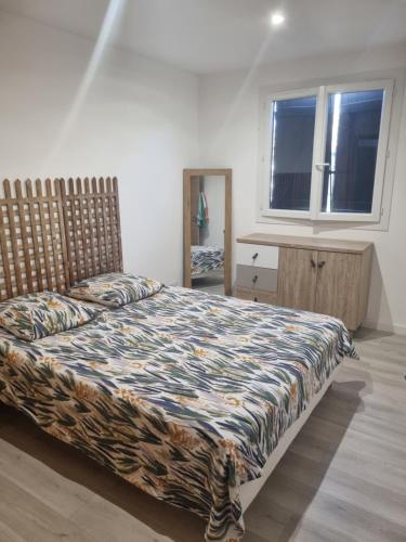 a bedroom with a bed and a window at Villa cocooning in Palavas-les-Flots