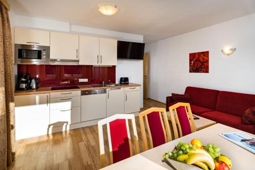 Η κουζίνα ή μικρή κουζίνα στο Aparthotel Alpendiamant Serfaus Wachter GmbH
