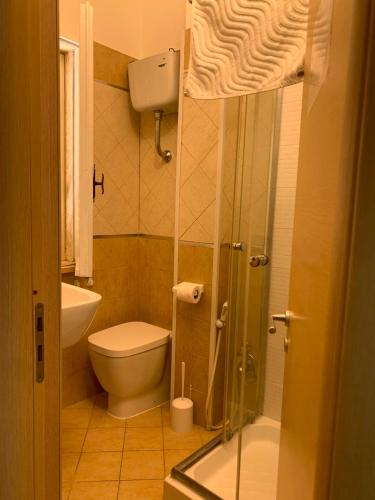a small bathroom with a toilet and a shower at B&B Florida sul mare via faro 30 in Capo Rizzuto