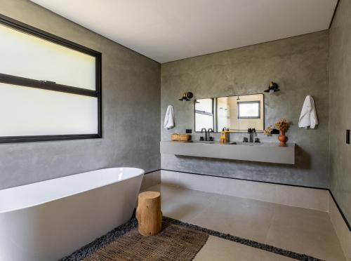 a bathroom with a tub and a sink at Casa a jabuticabeira in Avaré