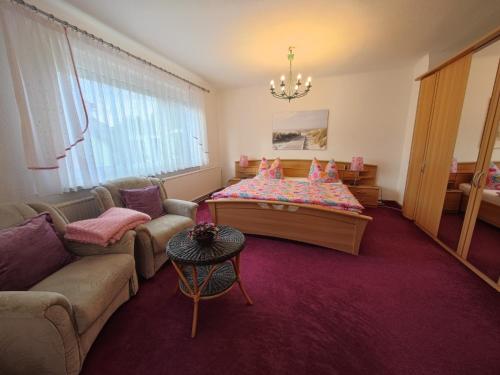 a living room with a bed and a couch at Ferienwohnung Siegmund Mitte in Waltershausen