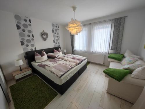 a bedroom with a bed and a couch at Ferienwohnung Siegmund Mitte in Waltershausen