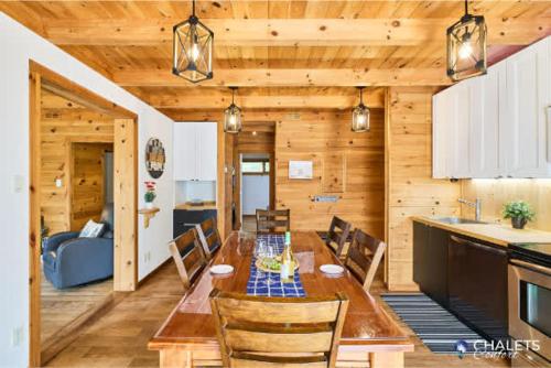 a kitchen and dining room with a table and chairs at Le Boreal in Pohénégamook