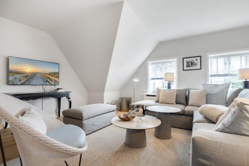 a living room with a couch and a piano at Strandkrabbe in Keitum