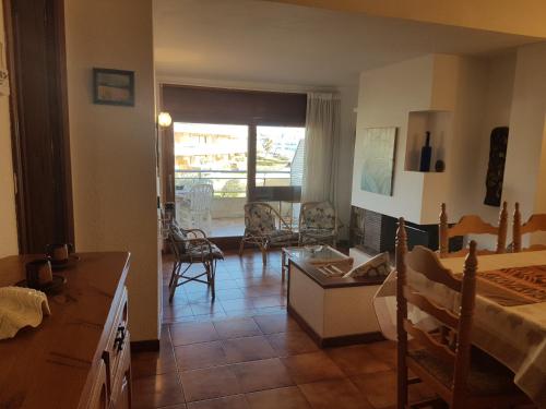 uma sala de estar com uma cama e uma mesa em Apartaments Marítim Torre Valentina em Sant Antoni de Calonge