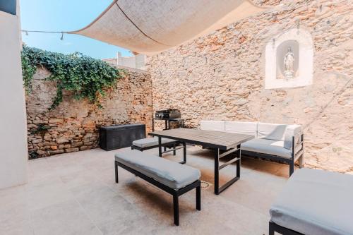 Peaceful air-conditioned haven with an inner courtyard