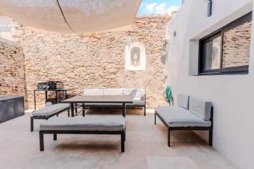 Peaceful air-conditioned haven with an inner courtyard