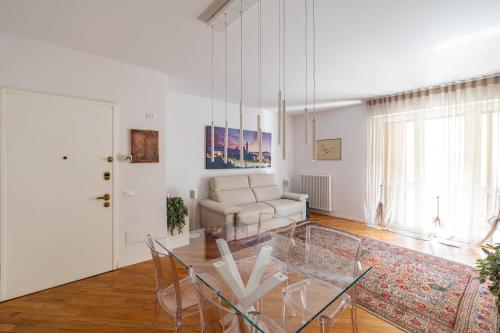 a living room with a table and a couch at Bed&Dreams con Jacuzzi in Bergamo