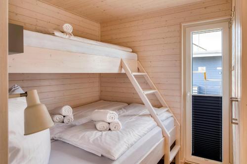 a bunk bed in a room with towels at Knobis DreamPlace in Heiligenhafen