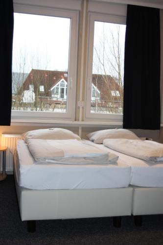 Кровать или кровати в номере Ahoi-Gästehaus