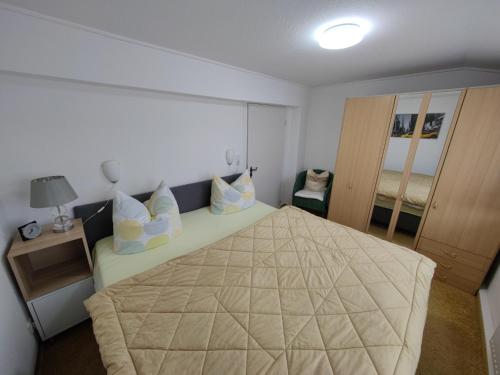 a bedroom with a large bed in a room at Ferienwohnung Siegmund Dachboden in Waltershausen