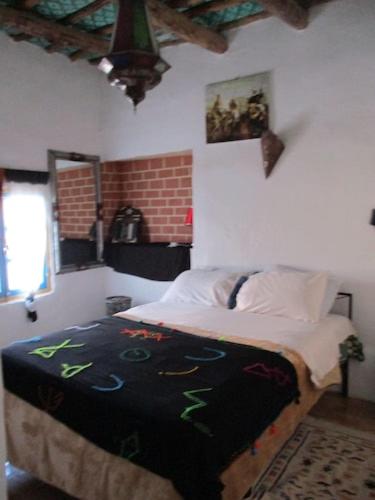 a bedroom with a bed in a room at Le Retour au calme Maison d'hôtes in Tinerhir