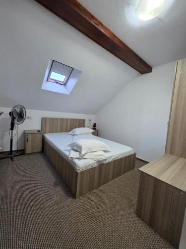 a bedroom with a bed in a room at Pensiunea Casa Maria in Corbeni