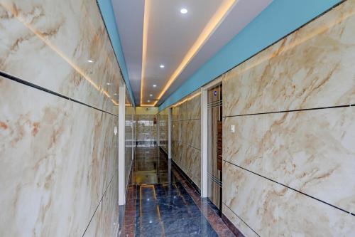 a hallway with marble walls and a ceiling at SPOT ON Sri Chowdeshwari Residency in Chik Bānavar