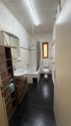 a bathroom with a tub and a toilet and a sink at Naturblick in Neresheim