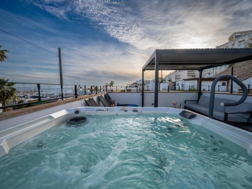 Central Marbella port townhouse w/ jacuzzi