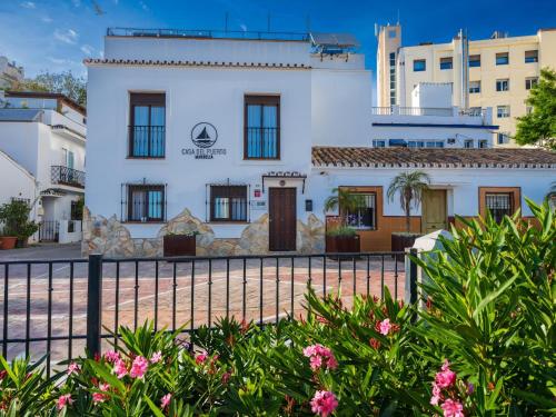 Central Marbella port townhouse w/ jacuzzi