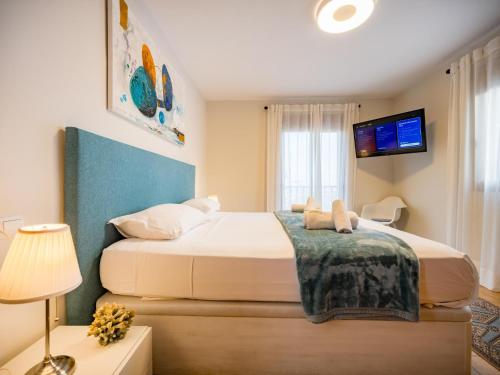 Central Marbella port townhouse w/ jacuzzi