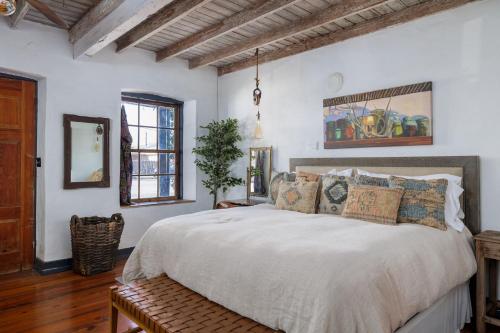 a bedroom with a large bed in a room at Historic Rumpel Kammer - Compound in Fredericksburg