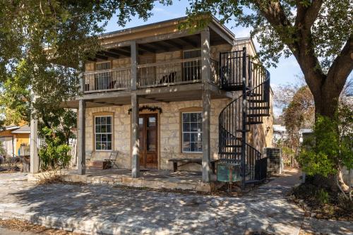 an old stone house with a tree in front of it at Historic Rumpel Kammer - Compound in Fredericksburg
