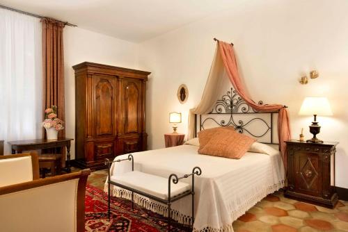 ein Schlafzimmer mit einem Bett und einer Kommode in der Unterkunft Abbadia San Giorgio in Moneglia