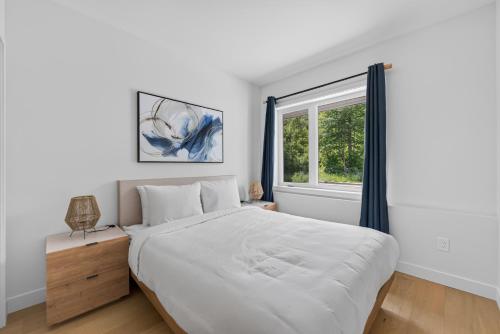 a bedroom with a large bed and a window at 200-214 - Le Niveau 2 in Beaupré