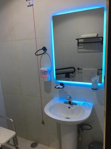 a bathroom with a white sink and a mirror at فندق اركان المطاف يوجد لدينا باص للحرم in Mecca