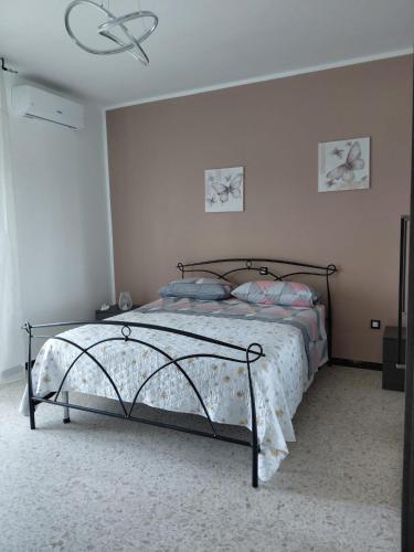 a bedroom with a bed and a ceiling fan at casa vacanza Lu Murajon in Dogliola