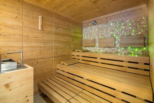 sauna z ławką w drewnianej sali w obiekcie Aparthotel Alpendiamant Serfaus Wachter GmbH w mieście Serfaus