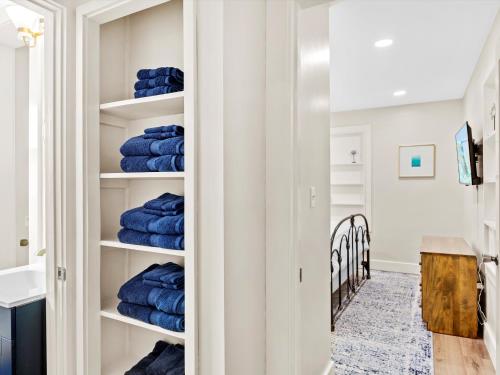 a room with a closet with blue towels at Modern Coastal Cottage Near Destin & Beaches in Niceville