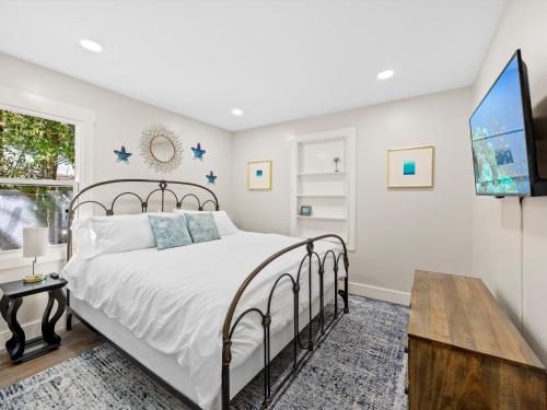 a bedroom with a bed and a flat screen tv at Modern Coastal Cottage Near Destin & Beaches in Niceville