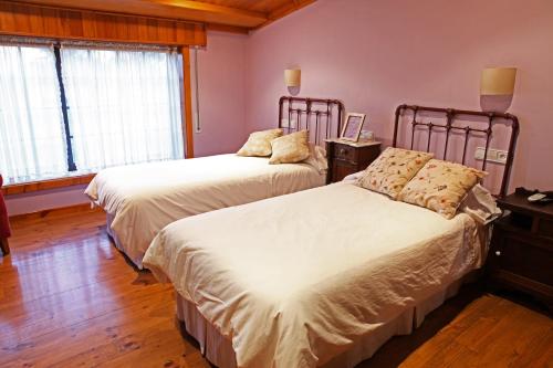 A bed or beds in a room at Casa O Fabal