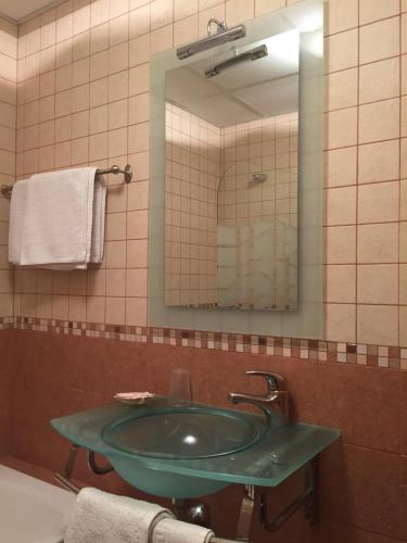 baño con lavabo verde y espejo en Altejo, en Manganeses de la Lampreana