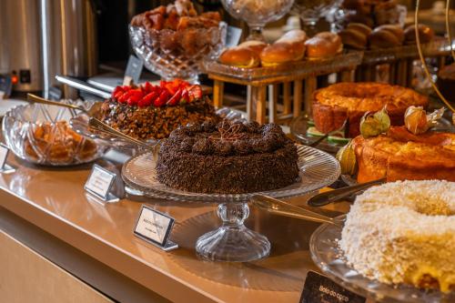 a display of cakes and pastries in a bakery at Hotel Laghetto Stilo Higienópolis in Porto Alegre