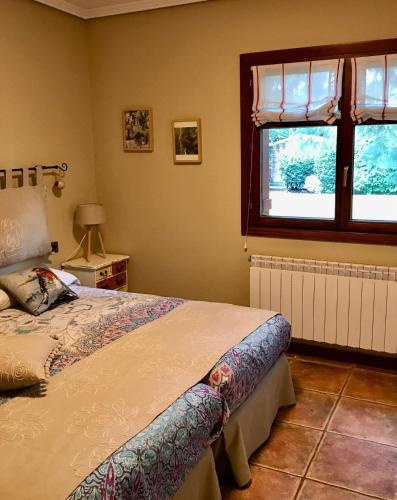 a bedroom with a bed and a window at Caserio Arrigorri in Murguía