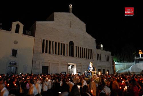 a large crowd of people in front of a church at Hotel Vittoria in San Giovanni Rotondo